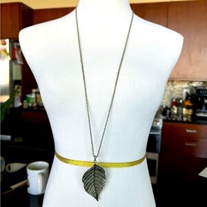 Leaf pendant necklace